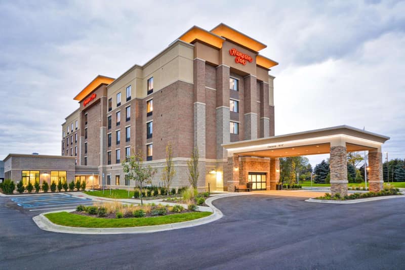 Hampton Inn Livonia Detroit — building