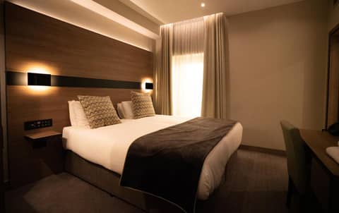 Merit Kensington Hotel — hotel room