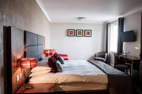 The Fox & Goose Hotel — hotel room