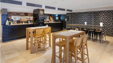 Oaks Perth Hotel — dining