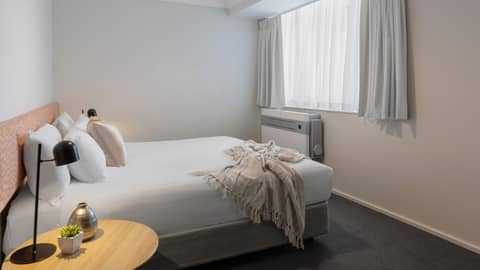 Oaks Perth Hotel — hotel room