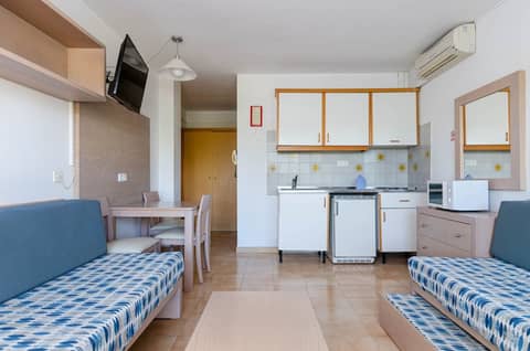 Mariner Club Apartments — hotel room