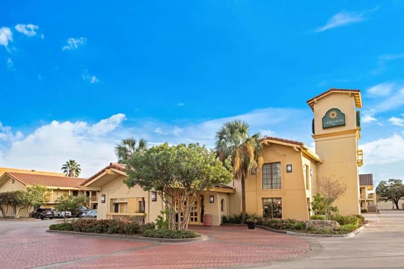 La Quinta Inn by Wyndham San Antonio Market Square — building
