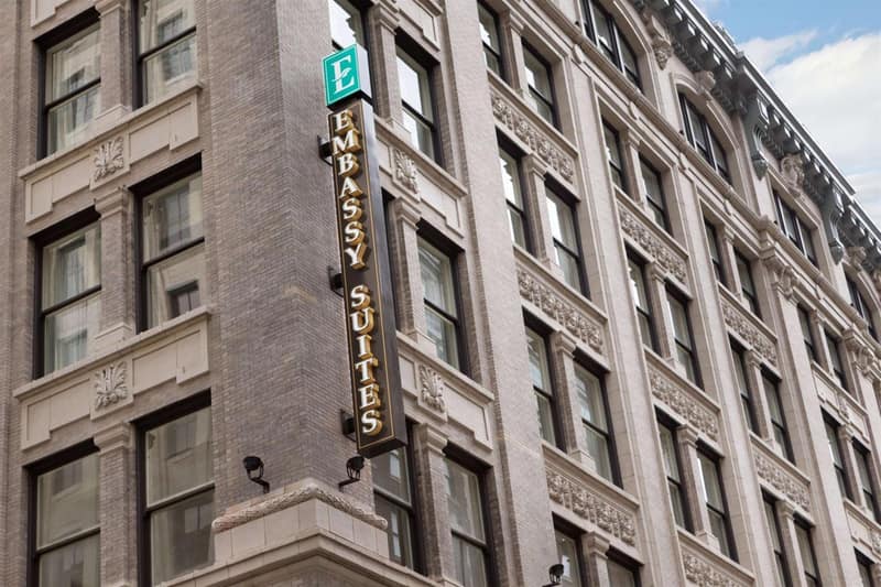 Embassy Suites Louisville Downtown — building