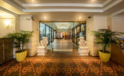 Olyver Hotel — entrance