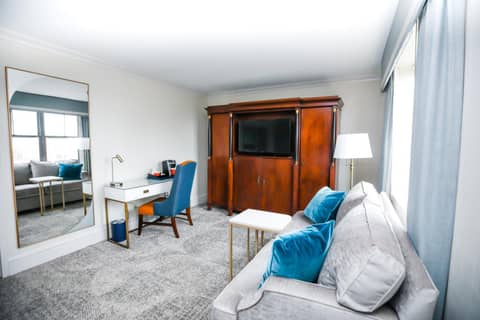 Dunhill Hotel — hotel room