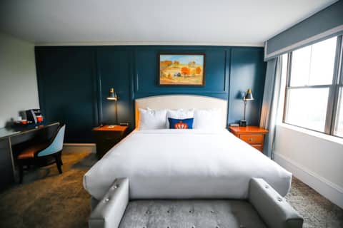 Dunhill Hotel — hotel room