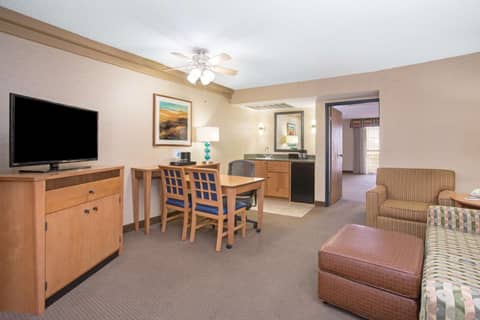 Embassy Suites by Hilton Phoenix Biltmore — photo 6