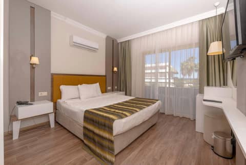 Armas Gul Beach — hotel room