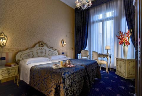 Hotel Montecarlo — hotel room