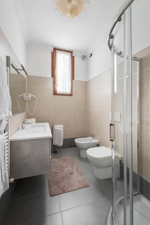 Hotel Montecarlo — bathroom