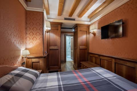 Hotel Montecarlo — hotel room