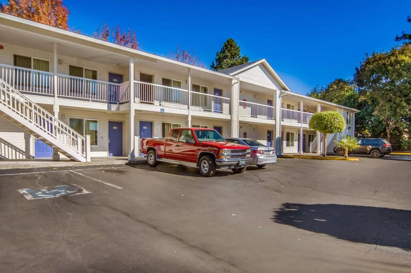 Motel 6 Portland Mall - 205 — building