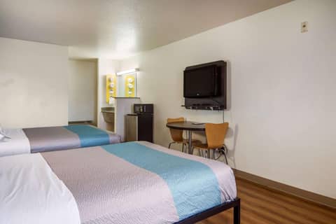 Motel 6 Portland Mall - 205 — photo 3