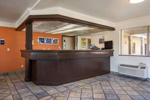 Motel 6 Portland Mall - 205 — photo 5