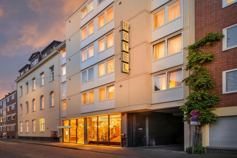 Hotel Leonet — building