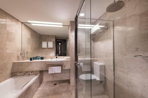 PARKROYAL Darling Harbour Sydney — bathroom