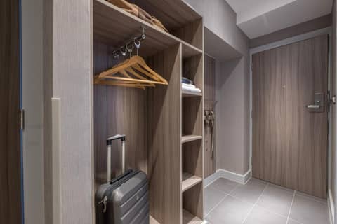 City Sleeper at Royal National Hotel — bathroom