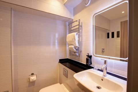 City Sleeper at Royal National Hotel — bathroom