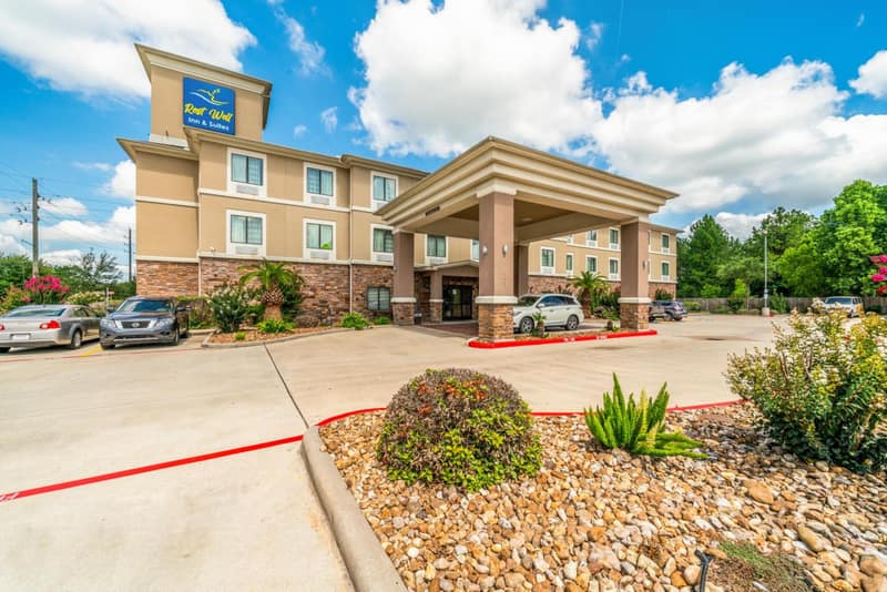Restwell Inn & Suites I-45 North — building