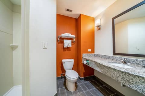 Restwell Inn & Suites I-45 North — photo 5