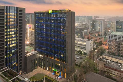 Holiday Inn Express Hangzhou Huanglong, an IHG Hotel — hotel building