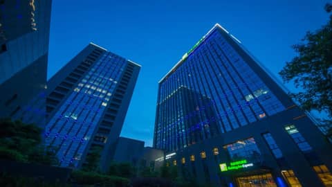Holiday Inn Express Hangzhou Huanglong, an IHG Hotel — hotel building