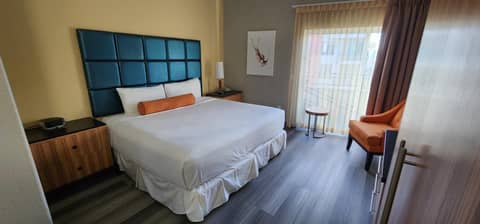 Porto Vista Hotel In Little Italy — hotel room