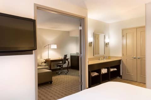 DoubleTree Suites by Hilton Nashville Airport — hotel room