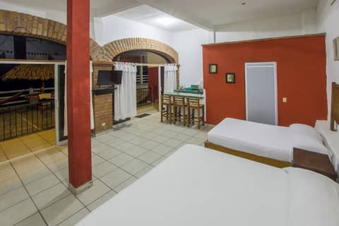 Traditional Sierra Leon Oceanfront Rooms — photo 9