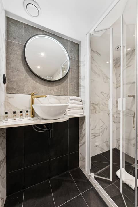 Hôtel Mondial — bathroom