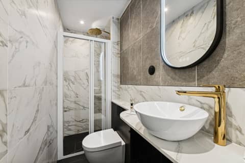 Hôtel Mondial — bathroom