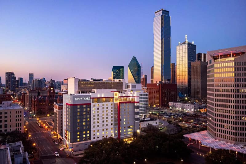 Courtyard by Marriott Dallas Downtown/Reunion District — building