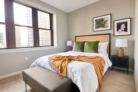 Kasa Cadillac Square Detroit — hotel room