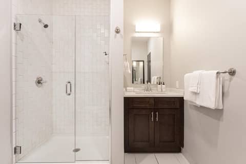 Kasa Cadillac Square Detroit — bathroom