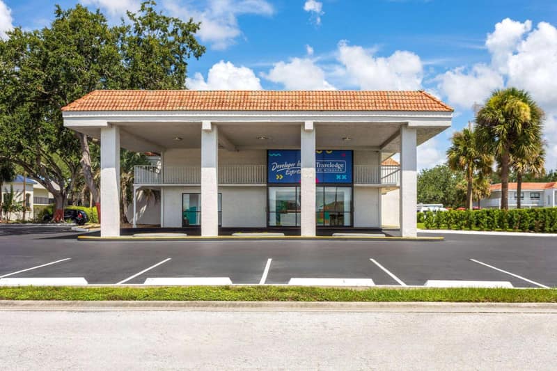 Travelodge by Wyndham Orlando Lake Buena Vista South — building