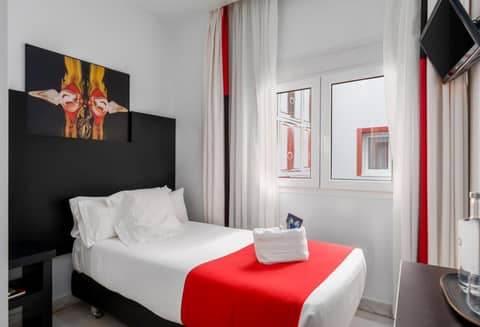 Hotel del Pintor by Hoteles con Cultura — bedroom