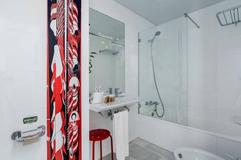 Hotel del Pintor by Hoteles con Cultura — bathroom