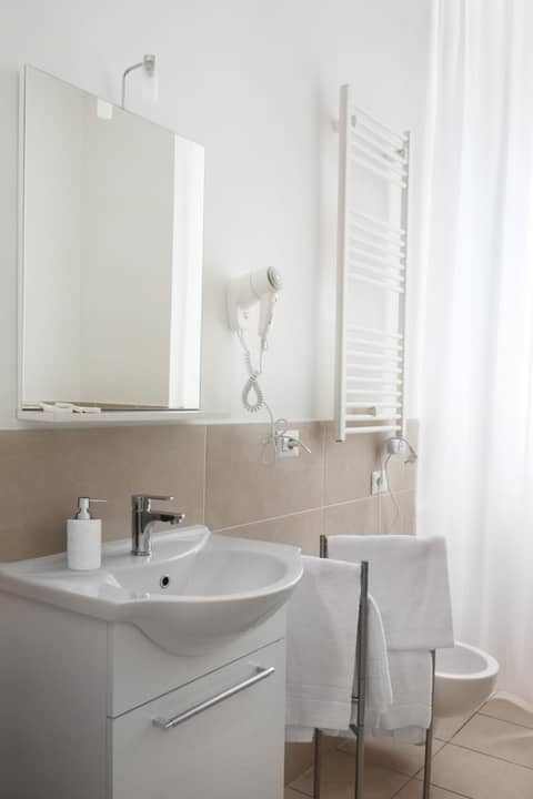 Roma Resort Colosseum — bathroom