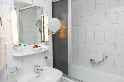 Hotel Montbrillant — bathroom