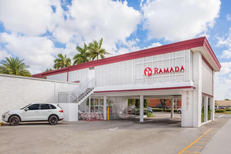 Ramada by Wyndham Miami Springs/Miami International Airport — building