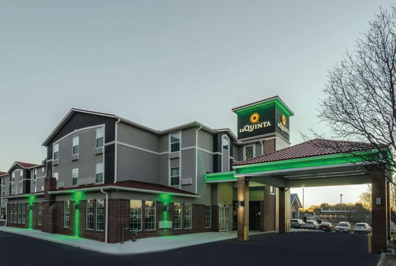 La Quinta by Wyndham Kansas City Airport — building