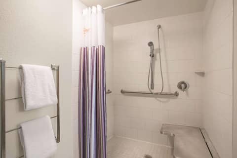 La Quinta by Wyndham Fort Lauderdale Tamarac — bathroom