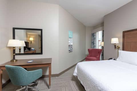 Hampton Inn Indianapolis Downtown Across from Circle Centre — hotel room