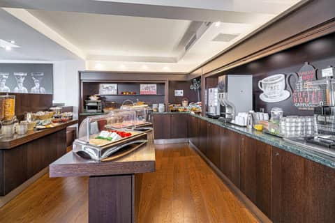 Plaka Hotel — dining