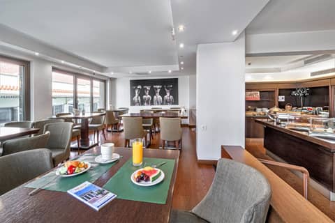 Plaka Hotel — dining
