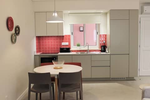 Cardeal Suites & Apartments — kitchen