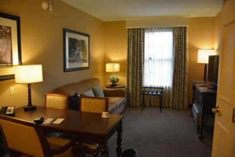 Embassy Suites Savannah Historic District — photo 4