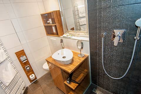 Hotel Allegro — bathroom