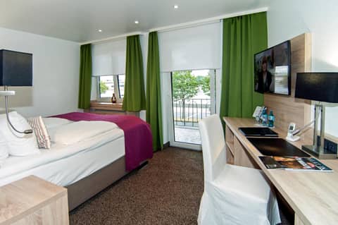 Hotel Allegro — hotel room
